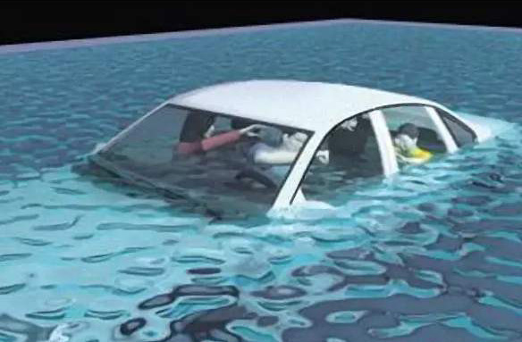 科四易错点：车辆落水时如何自救？这些办法你要牢记